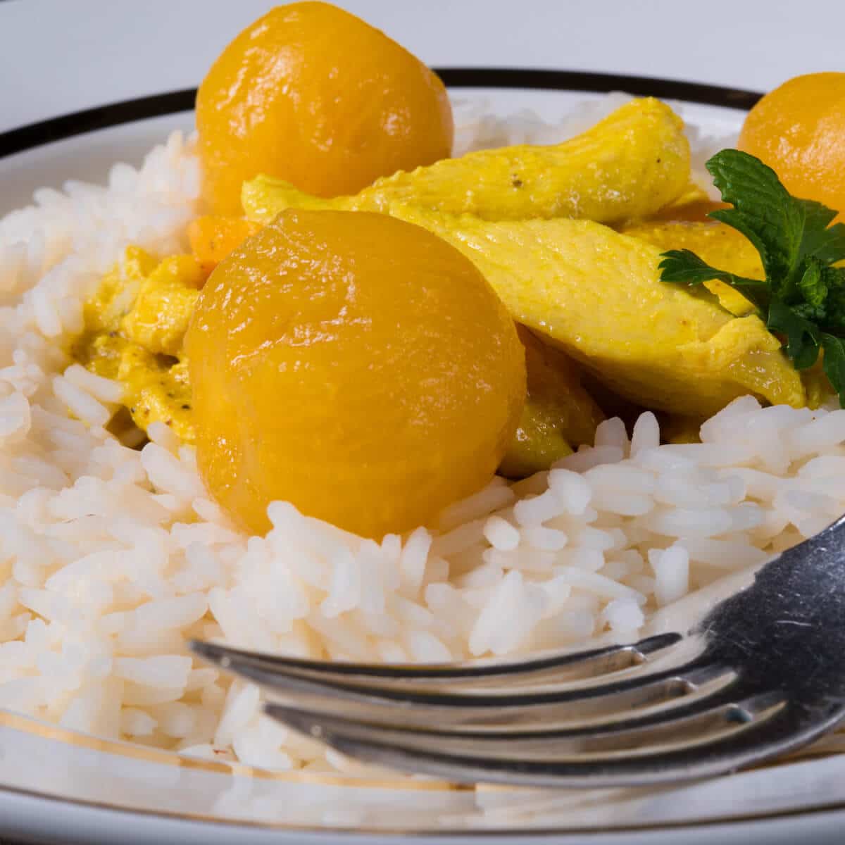 Lanières de poulet avec riz et mirabelle sucrée au curry