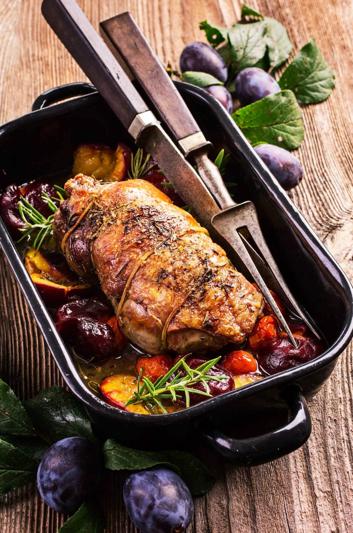 Rôti d'agneau avec légumes et prunes