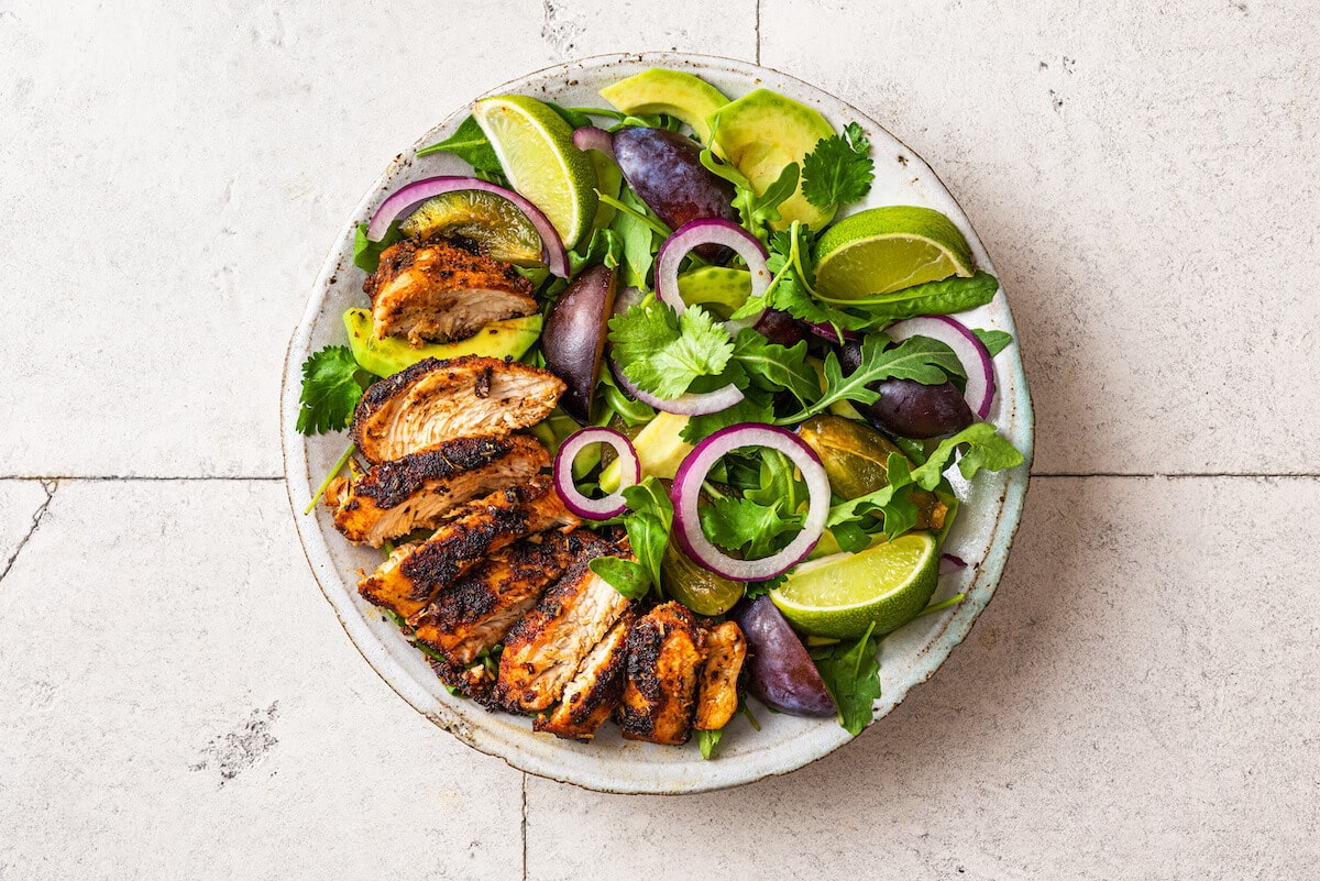 Salade de poulet grillé aux prunes